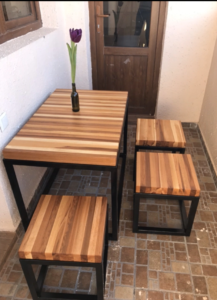 Mesa baja de madera y metal